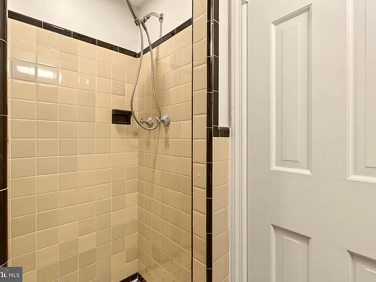 2375 N Vernon St — Photo 60