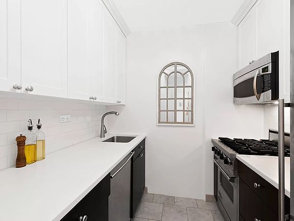 4th image of 300 E 40th St APT 21S