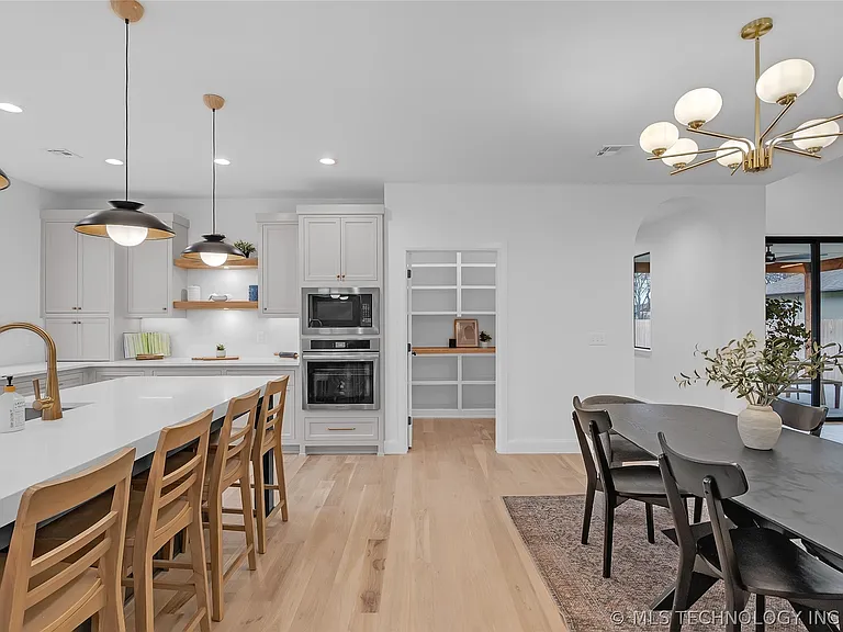 515 W El Paso St — Photo 22