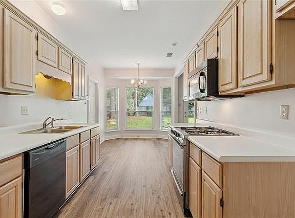 4th image of 505 Mayhaw Branch Dr