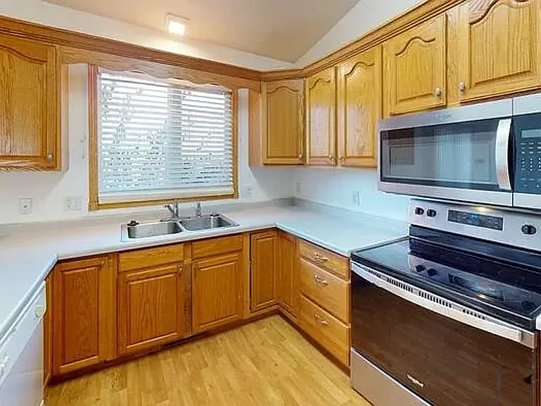 3029 Stonewall Dr — Photo 2