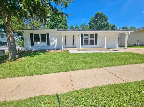 274 Cedar Village Ct, Ballwin, MO 63021