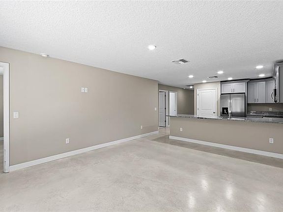 5th image of 927 E Clifford Ave #102