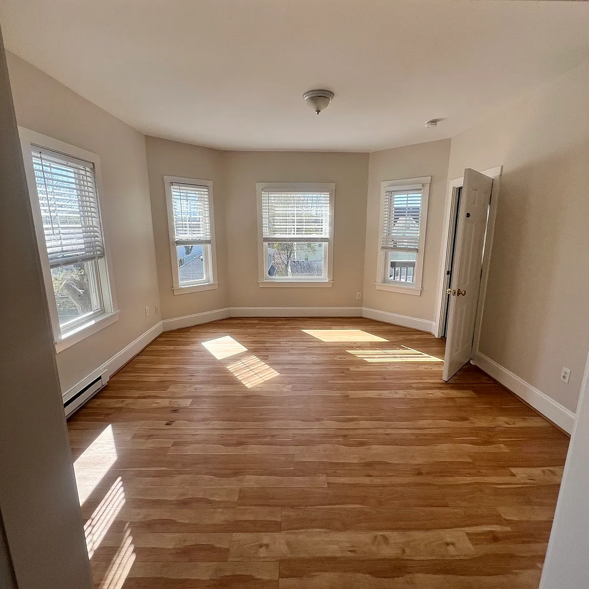 3 bed, 1.0 bath, $2,200 — Photo 2