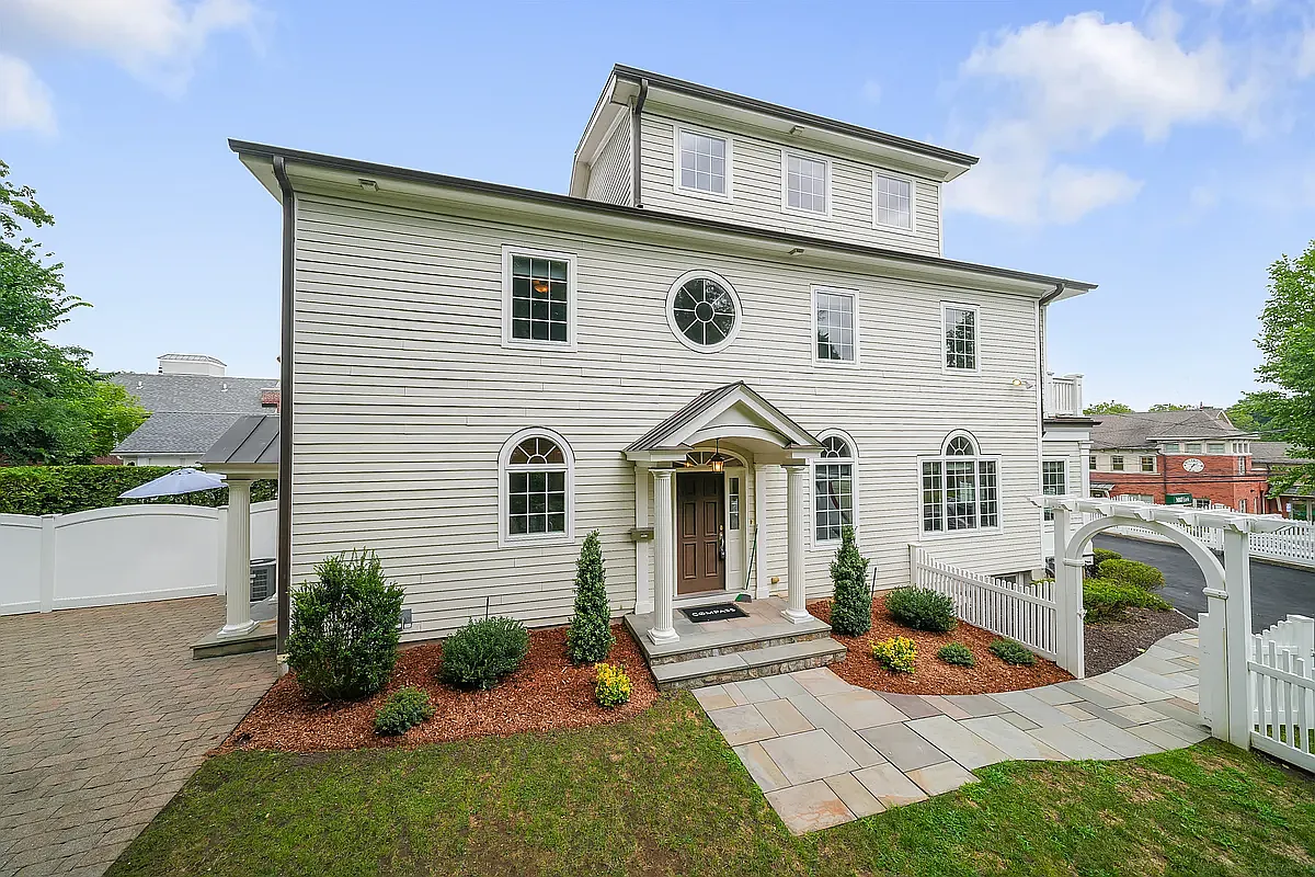 3 bed, 3.5 bath, 1934 sqft, $6,800 — Photo 2