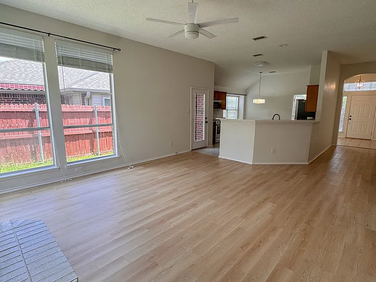 7015 Hillwood Dr — Photo 7