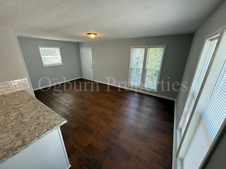 1426 Glade St — Photo 5