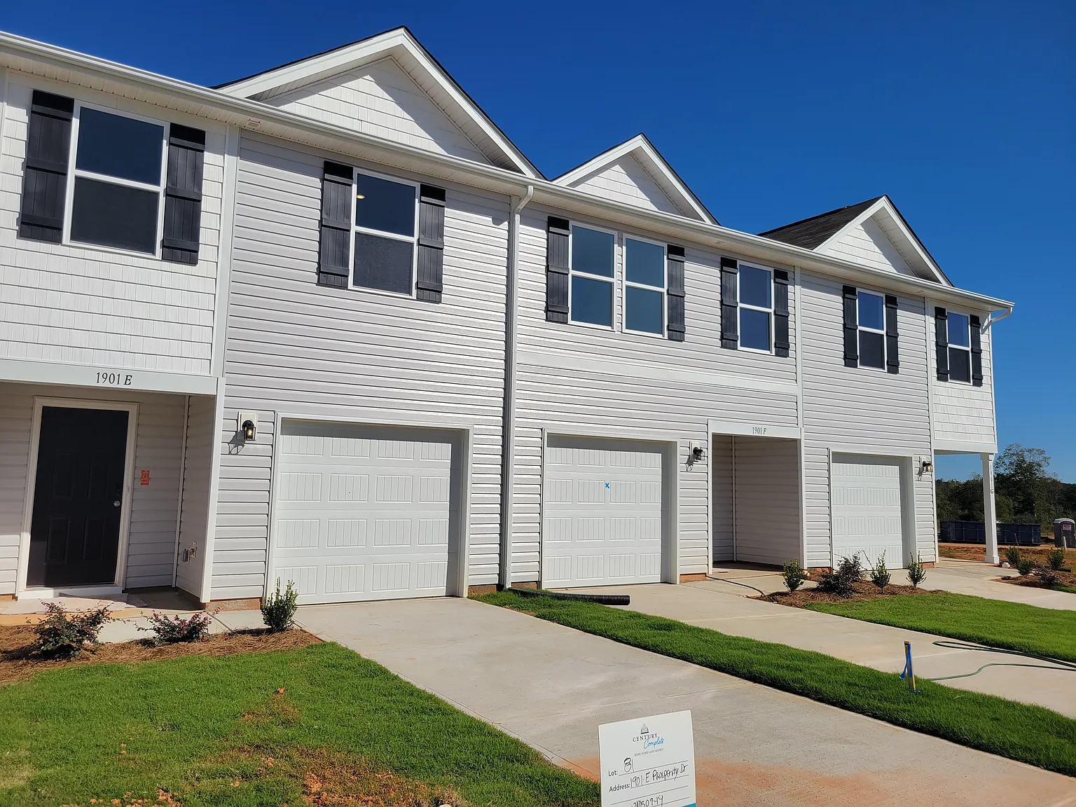 3 bed, 2.5 bath, 1648 sqft, $1,900 — Photo 2