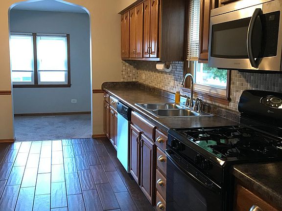 3rd image of 5647 N Austin Ave #1