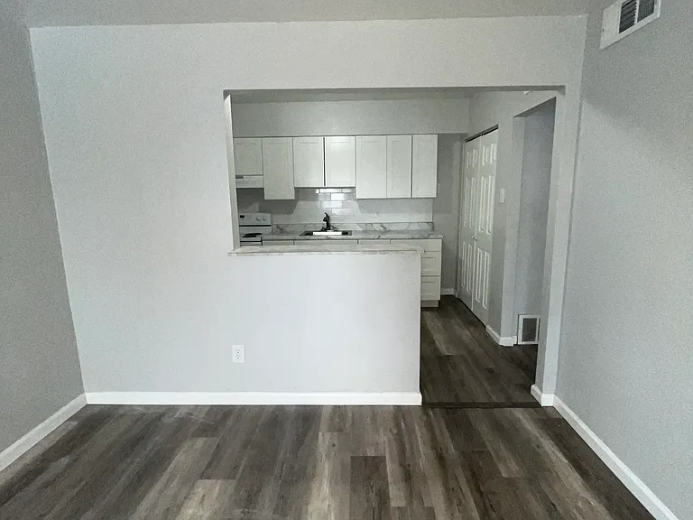 4770 Kings Dr #G — Photo 2