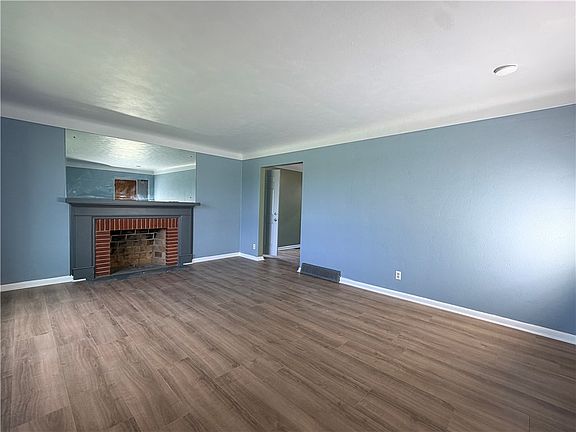 4th image of 1812 E Dorothy Ln
