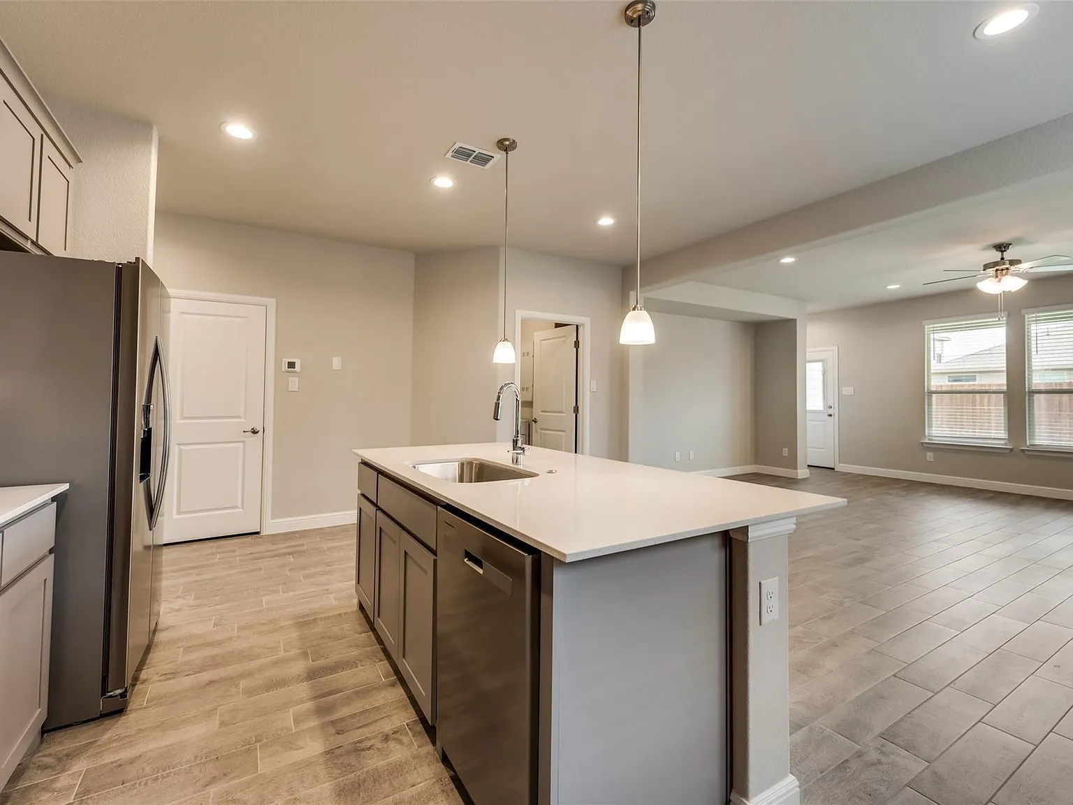 4 bed, 2100 sqft, $2,495 — Photo 4