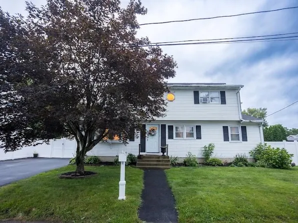 56 Vineland Ave E, Rumford, RI 02916