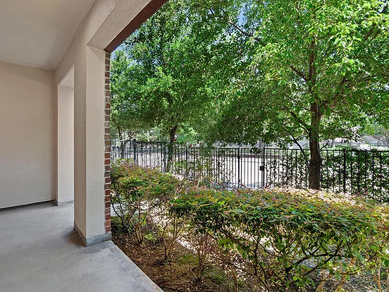 1212 W Dallas St — Photo 4