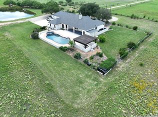 836 County Road 761, Devine, TX 78016