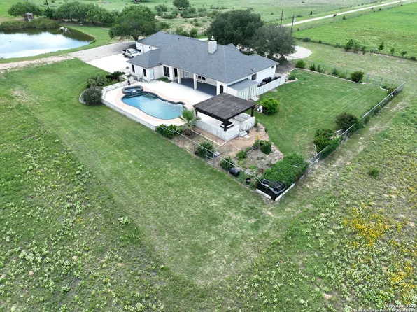 836 CR 761, Devine, TX 78016