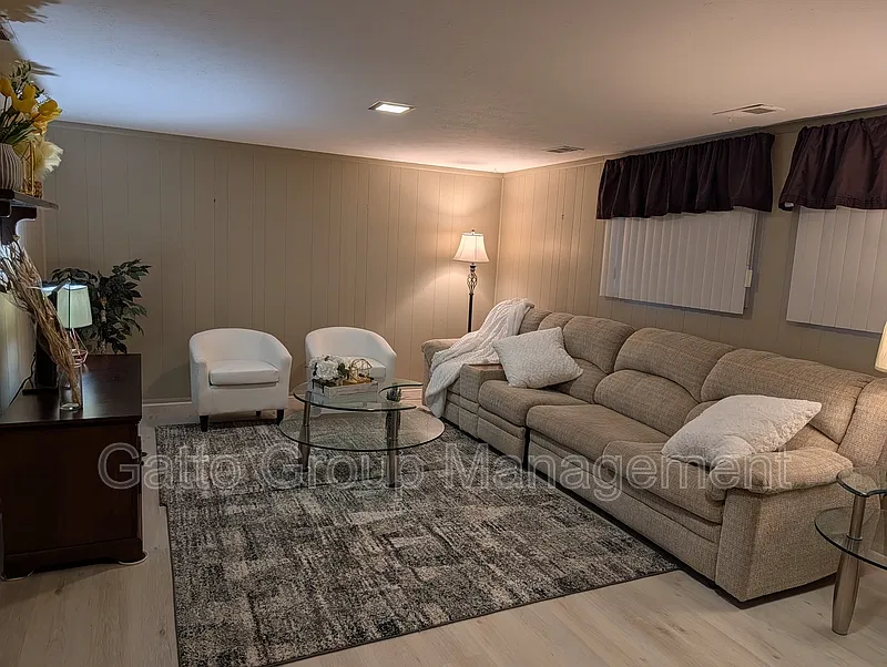 3 bed, 1.5 bath, 1455 sqft, $2,295 — Photo 3