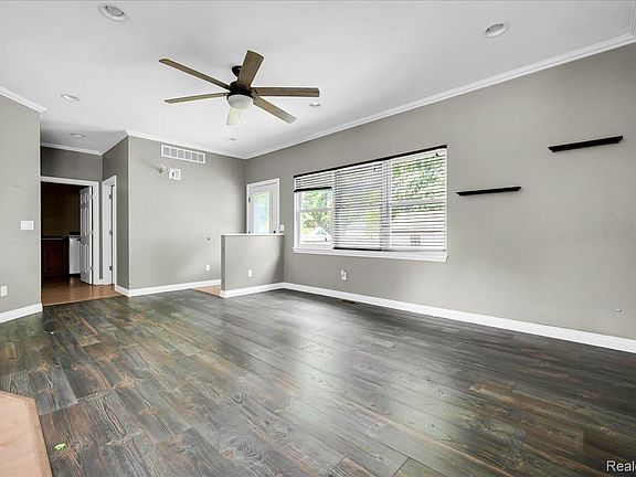 5th image of 9399 Oakdale St