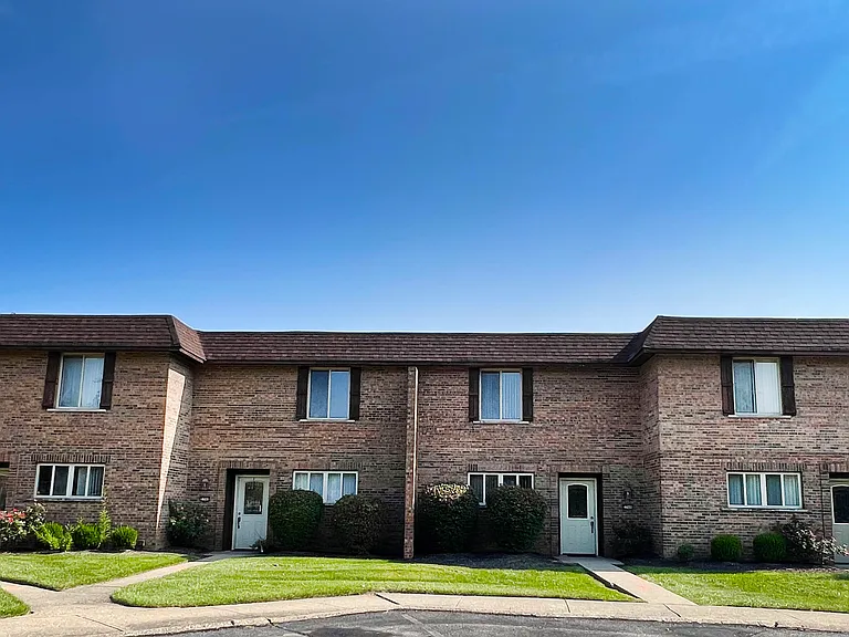 Crestbrook Apartments & Townhomes — Photo 14
