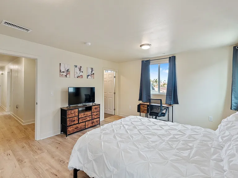 5912 S Flower St #1 — Photo 13