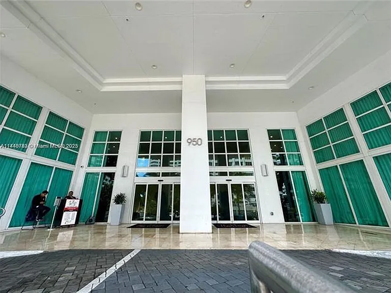 950 Brickell Bay Dr #CU-2802 — Photo 9