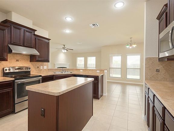 5th image of 703 Lariat Ln