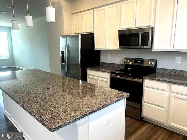 3 bed, 4.0 bath, 2290 sqft, $2,000 — Photo 4
