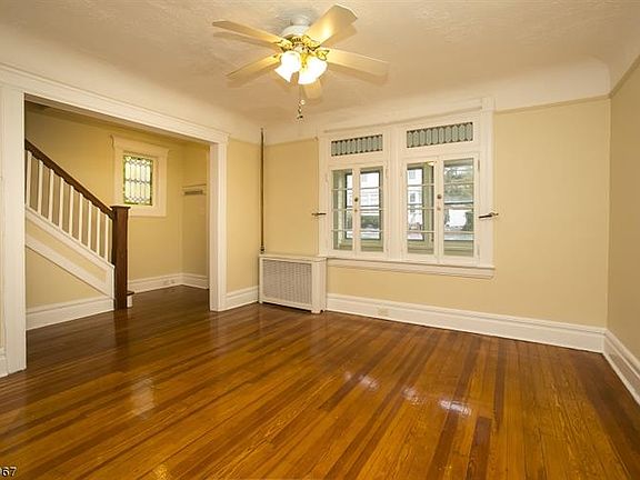 5th image of 126 Rollinson St