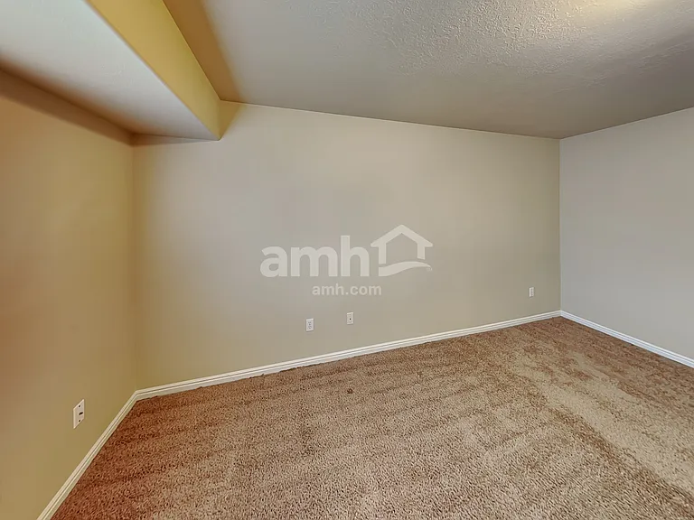 5252 S 4300 W — Photo 10