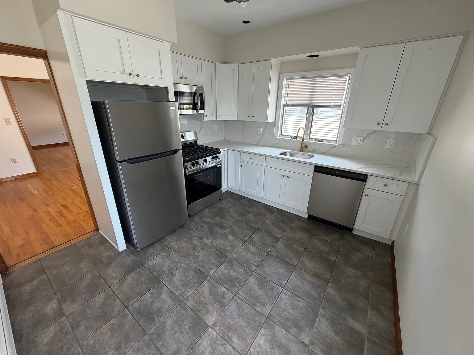 3 bed, 2.5 bath, $3,500 — Photo 2