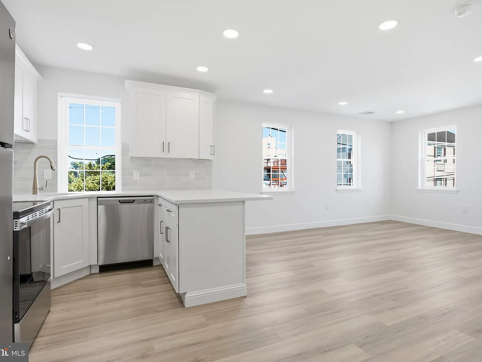 2 bed, 1050 sqft, $2,950 — Photo 3