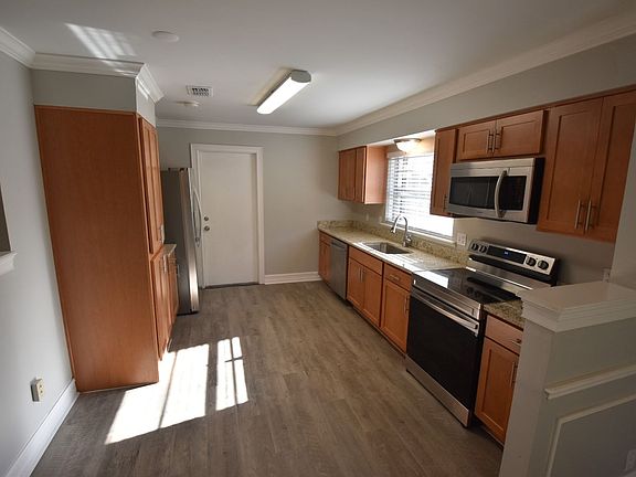 3rd image of 885 Benchwood Dr
