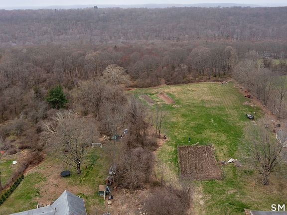 4th image of 139 Chestnut Hill Road