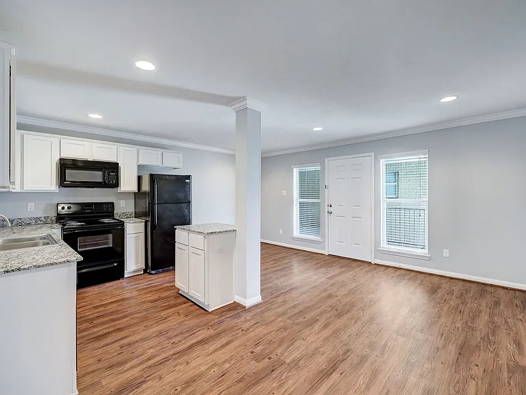 835 Heights — Photo 6