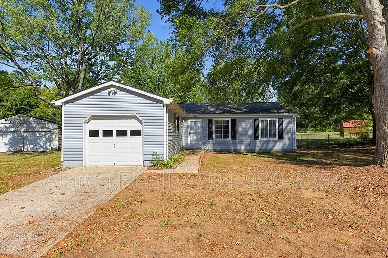 3 bed, 1120 sqft, $1,695 — Photo 1