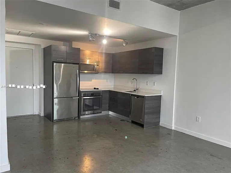151 SE 1st St #4 — Photo 7