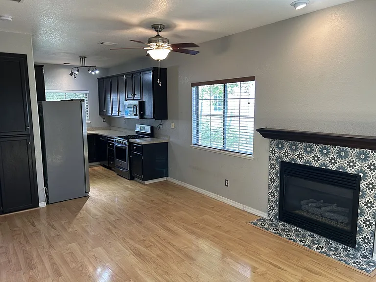 1911 Alpine Ct — Photo 9