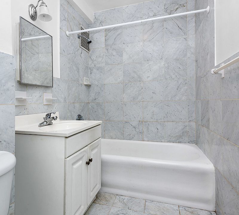 2nd image of 200 W 70th St APT 10L3