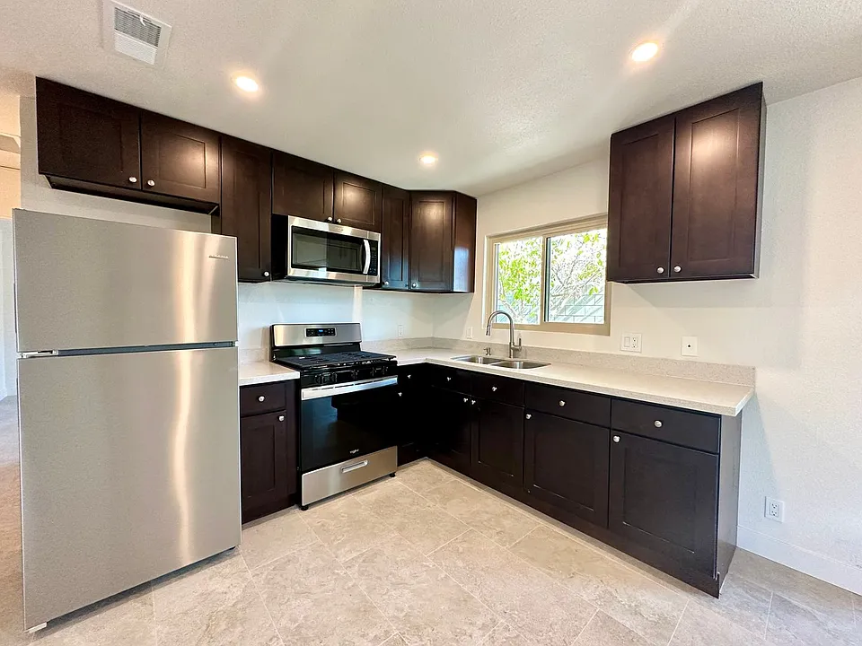561 Desert View Dr #4