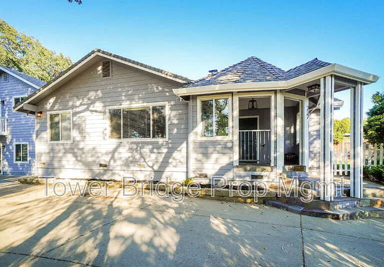 737 Cresta Ct — Photo 2