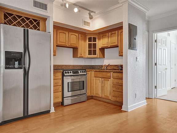 2nd image of 924 SE 2nd St #22/304
