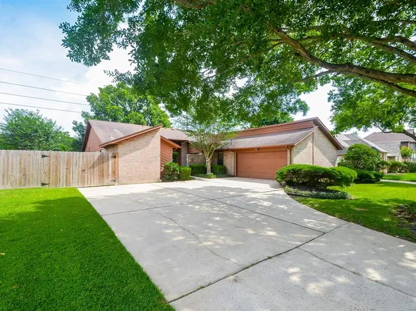 819 Green Belt Dr, Sugar Land, TX 77498