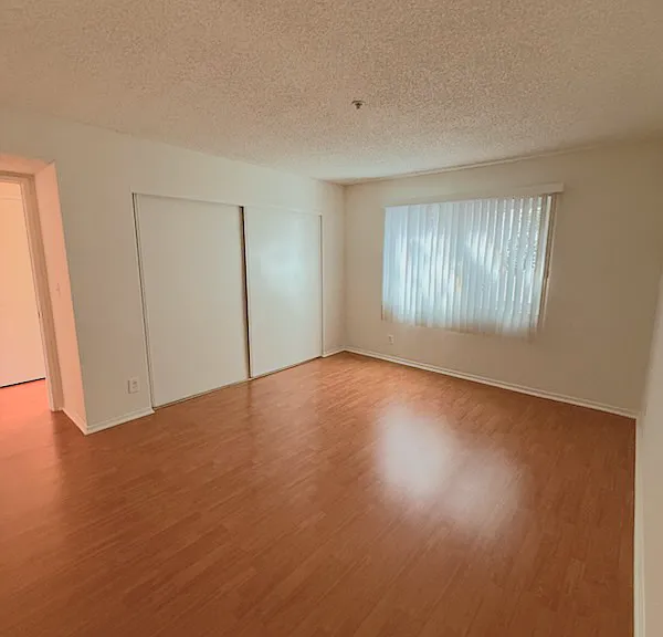 16525 Vanowen — Photo 6