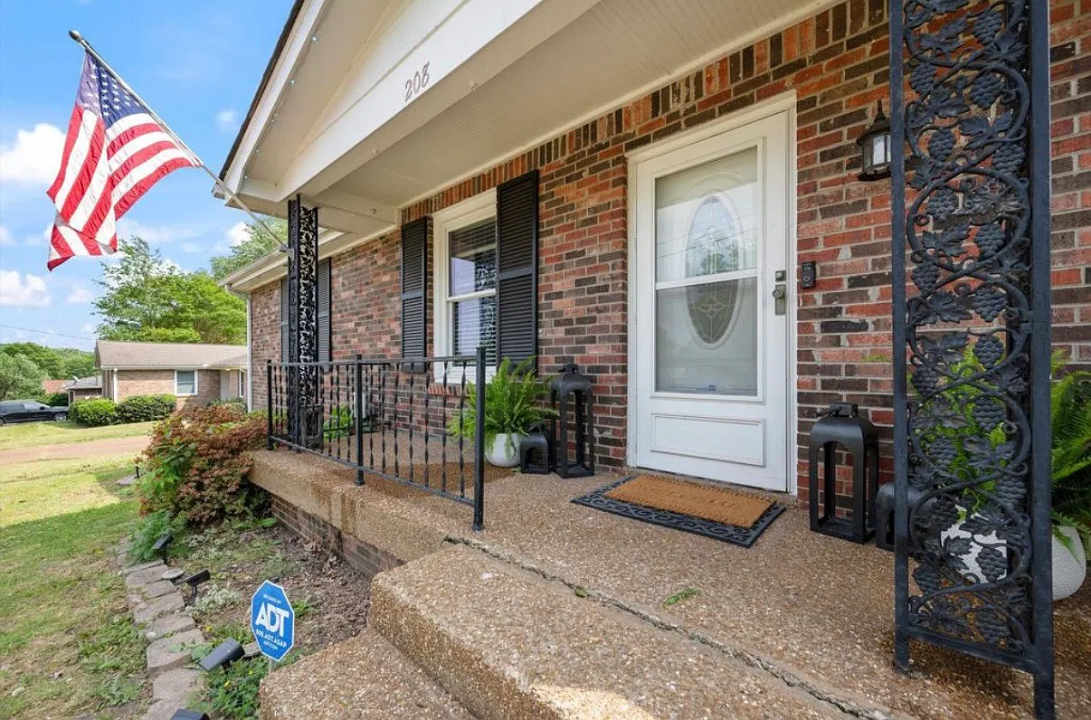 208 Bass Dr — Photo 2