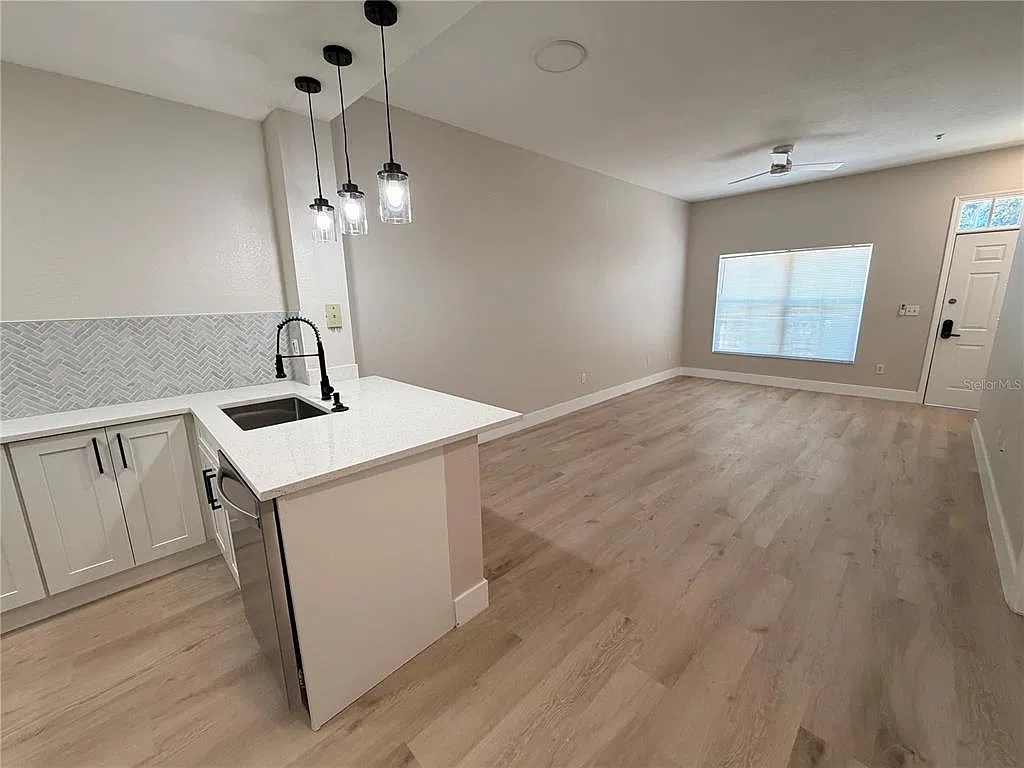 3 bed, 2.0 bath, 1296 sqft, $2,000 — Photo 4