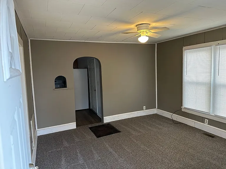 511 W Grand Ave — Photo 2
