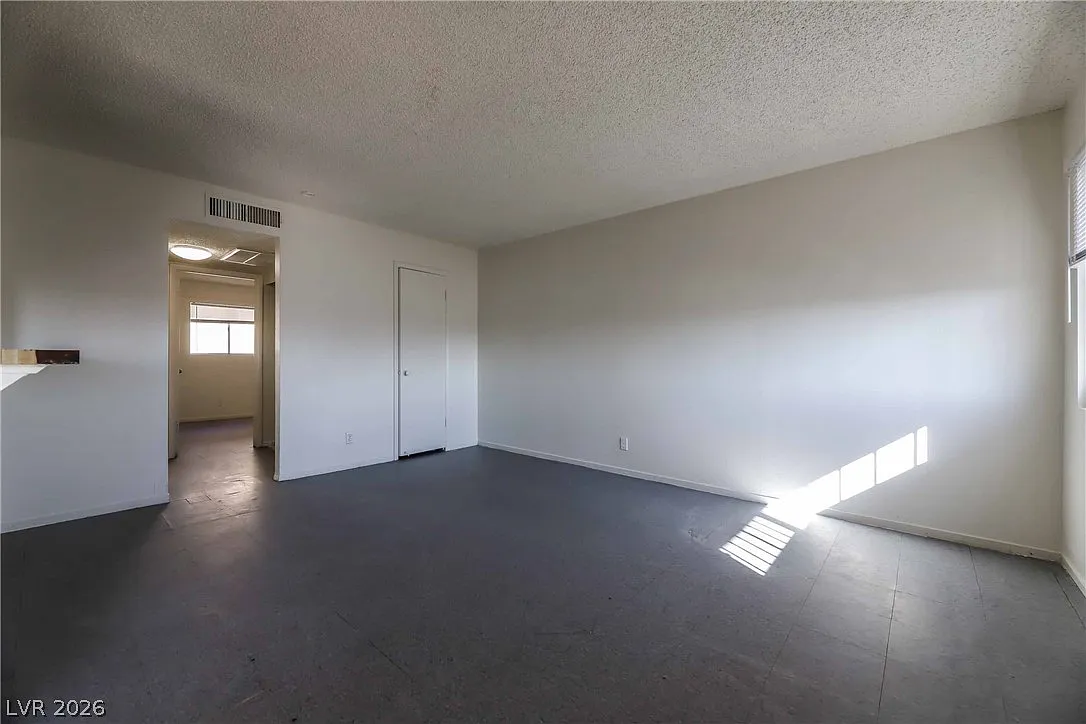 2 bed, 1.0 bath, 1000 sqft, $1,000 — Photo 2
