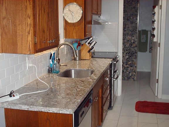 2nd image of 6057 E Des Moines St