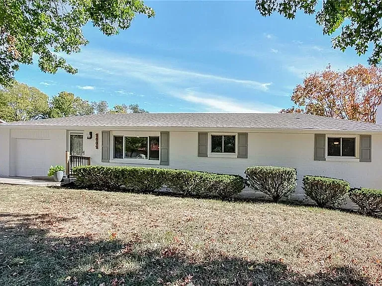 5805 N Colrain Ave — Photo 1