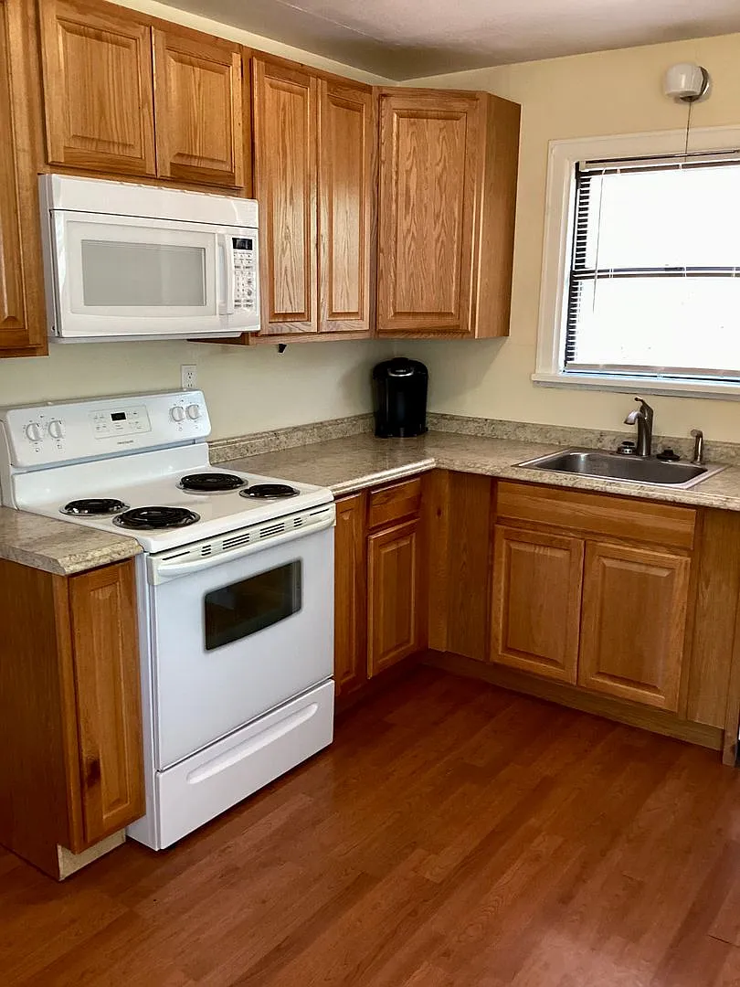 Partially furnished 4 bed 2 bath home — Photo 1